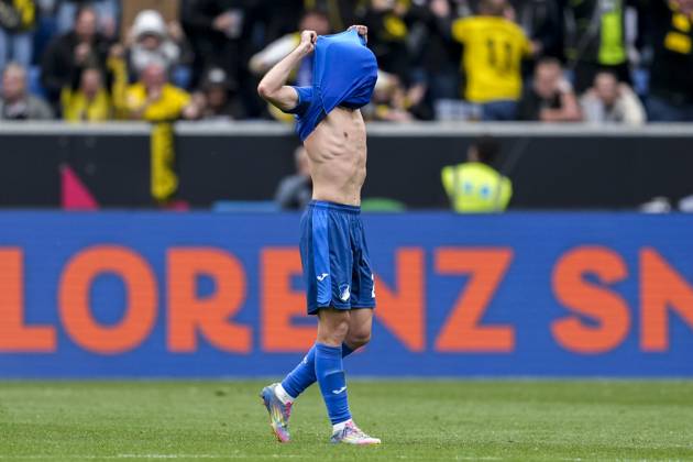 Andrej Kramaric Hoffenheim, 27 , TSG 1899 Hoffenheim player, cropped image, full body, single image, single photo, action, action, looking disappointed, disappointment, frustration, disappointed, pessimistic, after the conceded goal to 2 3, match scene, 26 04 2025, Sinsheim Germany , Soccer, Bundesliga, TSG 1899 Hoffenheim Borussia Dortmund, DFB DFL REGULATIONS PROHIBIT ANY USE OF PHOTOGRAPHS AS IMAGE SEQUENCES AND OR QUASI VIDEO xozx