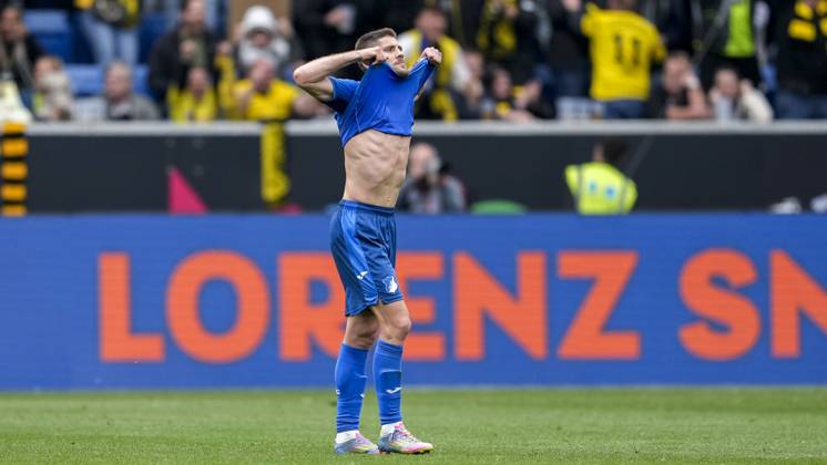 Andrej Kramaric Hoffenheim, 27 , TSG 1899 Hoffenheim player, cropped image, full body, single image, single photo, action, action, looking disappointed, disappointment, frustration, disappointed, pessimistic, after the conceded goal to 2 3, match scene, 26 04 2025, Sinsheim Germany , Soccer, Bundesliga, TSG 1899 Hoffenheim Borussia Dortmund, DFB DFL REGULATIONS PROHIBIT ANY USE OF PHOTOGRAPHS AS IMAGE SEQUENCES AND OR QUASI VIDEO xozx