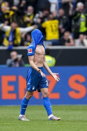 Andrej Kramaric Hoffenheim, 27 , TSG 1899 Hoffenheim player, cropped image, full body, single image, single photo, action, action, looking disappointed, disappointment, frustration, disappointed, pessimistic, after the conceded goal to 2 3, match scene, 26 04 2025, Sinsheim Germany , Soccer, Bundesliga, TSG 1899 Hoffenheim Borussia Dortmund, DFB DFL REGULATIONS PROHIBIT ANY USE OF PHOTOGRAPHS AS IMAGE SEQUENCES AND OR QUASI VIDEO xozx