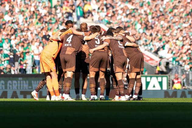 St Pauli team at the circle before kick-off, GER, SV Werder Bremen vs FC St Pauli, Football, Bundesliga, Matchday 31, Season 2024 2025, 27 04 2025 DFL REGULATES PROHIBIT ANY USE OF PHOTOGRAPHS AS IMAGE SEQUENCES AND OR QUASI VIDEO GER, SV Werder Bremen vs FC St Pauli, Football, Bundesliga, Matchday 31, Season 2024 2025, 27 04 2025 Bremen Copyright: xEibner-Pressefoto MaxxVincenx EP_MVN