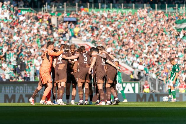 St Pauli team at the circle before kick-off, GER, SV Werder Bremen vs FC St Pauli, Football, Bundesliga, Matchday 31, Season 2024 2025, 27 04 2025 DFL REGULATES PROHIBIT ANY USE OF PHOTOGRAPHS AS IMAGE SEQUENCES AND OR QUASI VIDEO GER, SV Werder Bremen vs FC St Pauli, Football, Bundesliga, Matchday 31, Season 2024 2025, 27 04 2025 Bremen Copyright: xEibner-Pressefoto MaxxVincenx EP_MVN