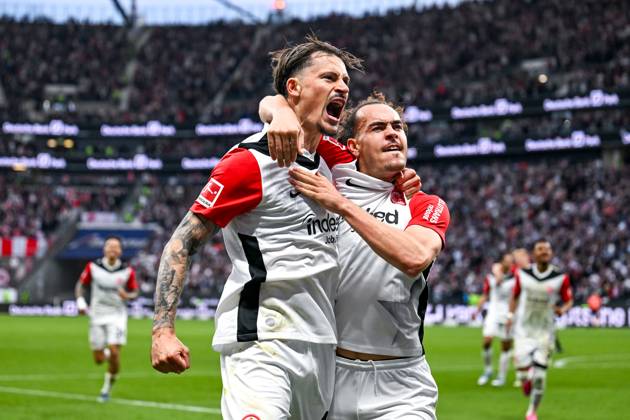 Robin Koch Eintracht Frankfurt, 04 and Arthur Theate Eintracht Frankfurt, 03 celebrate the goal for 4 0, GER, Eintracht Frankfurt vs RB Leipzig, Football, 1 Bundesliga, Matchday 31, Season 2024 2025, 26 04 2025 DFL REGULATES PROHIBIT ANY USE OF PHOTOGRAPHS as IMAGE SEQUENCES and or QUASI VIDEO GER, Eintracht Frankfurt vs RB Leipzig, Football, 1 Bundesliga, 31 Matchday, Season 2024 2025, 26 04 2025 Frankfurt am Main Copyright: xEibner-Pressefoto FlorianxWiegandx EP_FWD