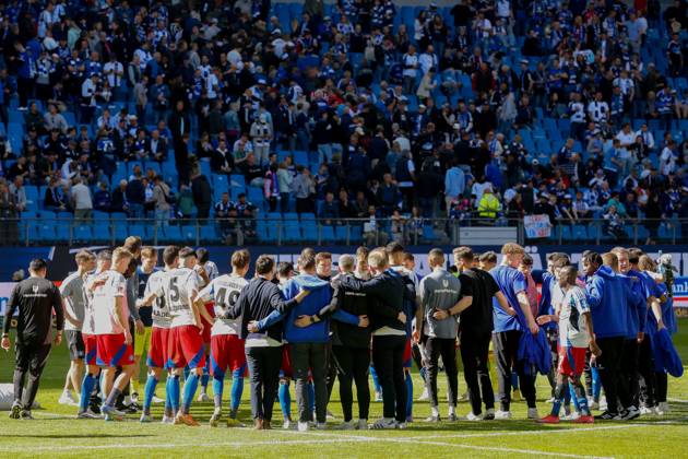 Team circle Coach Merlin Polzin HSV speaks to Team Germany after the final whistle , Hamburg , Volksparkstadion , Football , Bundesliga 2 , Hamburger SV Karlsruher SC