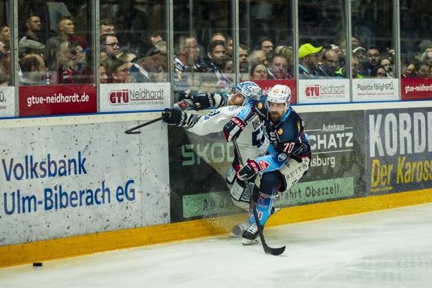 Battle for the puck duel between Maximilian Hadraschek Towerstars Ravensburg, 70 and Yannick Drews Dresdner Eisloewen, 53 , GER, Ravensburg Towerstars vs Dresdner Eisloewen, Ice Hockey, DEL2, Season 2024 2025, Playoff Final Game 7, 29 04 25 GER, Ravensburg Towerstars vs Dresdner Eisloewen, Ice Hockey, DEL2, Season 2024 2025, Playoff Final Game 7, 29 04 25 Ravenburg Copyright: xEibner-Pressefoto MaximilianxRistx EP_MRT