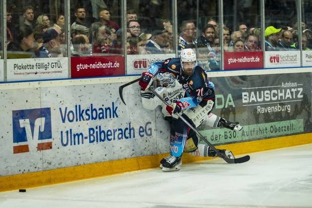 Battle for the puck duel between Maximilian Hadraschek Towerstars Ravensburg, 70 and Yannick Drews Dresdner Eisloewen, 53 , GER, Ravensburg Towerstars vs Dresdner Eisloewen, Ice Hockey, DEL2, Season 2024 2025, Playoff Final Game 7, 29 04 25 GER, Ravensburg Towerstars vs Dresdner Eisloewen, Ice Hockey, DEL2, Season 2024 2025, Playoff Final Game 7, 29 04 25 Ravenburg Copyright: xEibner-Pressefoto MaximilianxRistx EP_MRT