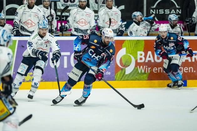 Battle for the puck duel between Philipp Mass Towerstars Ravensburg, 25 and Tomas Andres Dresdner Eisloewen, 92 , GER, Ravensburg Towerstars vs Dresdner Eisloewen, Ice Hockey, DEL2, Season 2024 2025, Playoff Final Game 7, 29 04 25 GER, Ravensburg Towerstars vs Dresdner Eisloewen, Ice Hockey, DEL2, Season 2024 2025, Playoff Final Game 7, 29 04 25 Ravenburg Copyright: xEibner-Pressefoto MaximilianxRistx EP_MRT