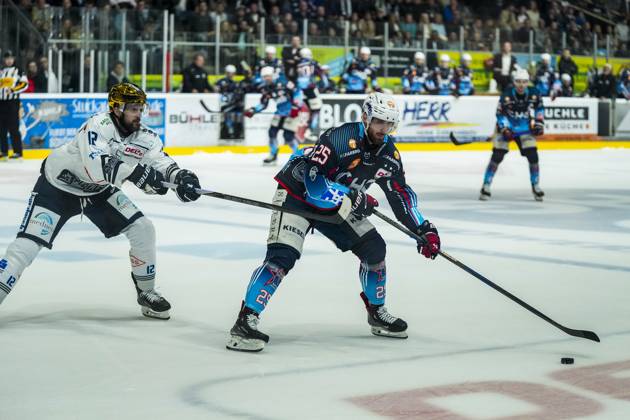 Battle for the puck duel between Philipp Mass Towerstars Ravensburg, 25 and Andrew Yogan Dresdner Eisloewen, 12 , GER, Ravensburg Towerstars vs Dresdner Eisloewen, Ice Hockey, DEL2, Season 2024 2025, Playoff Final Game 7, 29 04 25 GER, Ravensburg Towerstars vs Dresdner Eisloewen, Ice Hockey, DEL2, Season 2024 2025, Playoff Final Game 7, 29 04 25 Ravenburg Copyright: xEibner-Pressefoto MaximilianxRistx EP_MRT