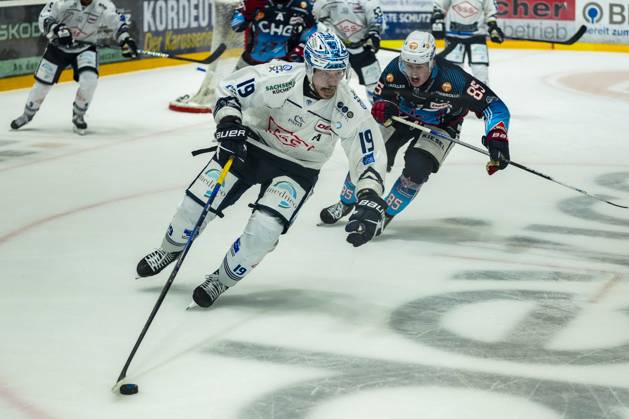 Battle for the puck duel between Niklas Postel Dresdner Eisloewen, 19 and Luca Hauf Towerstars Ravensburg, 85 , GER, Ravensburg Towerstars vs Dresdner Eisloewen, Ice Hockey, DEL2, Season 2024 2025, Playoff Final Game 7, 29 04 25 GER, Ravensburg Towerstars vs Dresdner Eisloewen, Ice Hockey, DEL2, Season 2024 2025, Playoff Final Game 7, 29 04 25 Ravenburg Copyright: xEibner-Pressefoto MaximilianxRistx EP_MRT