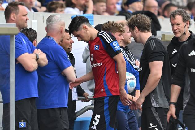 Soccer I Men I Season 2024 2025 I 2 Bundesliga I 32 Matchday I SV Darmstadt 98 Hamburger SV I 03 05 2025 Dennis Hadzikadunic 5, Hamburger SV must leave the field injured Darmstadt Böllenfalltor Hessen Germany Copyright: xLobeca MaraxWolfx