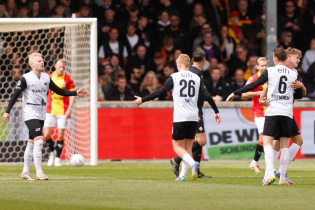 DEVENTER, Stadium De Adelaarshorst, 04-05-2025 , season 2024 2025 , Dutch Eredivisie. during the match Go Ahead Eagles - AZ, AZ celebrating the 0-1, AZ player Mexx Meerdink, AZ player Kees Smit, AZ player Peer Koopmeiners, AZ player Sven Mijnans Go Ahead Eagles - AZ  x29075141x Copyright: