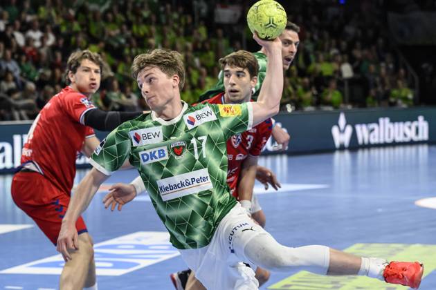 in the picture from l Nils Lichtlein Fuechse Berlin, 17 , Nikola Vlahovic SG BBM Bietigheim, 03 , duel, action, fight, fights for the ball, GER, Berlin, Handball, Fuechse Berlin vs SG BBM Bietigheim, DAIKIN Handball Bundesliga, in the Max Schmeling Halle, 04 05 2025, Copyright: HMBxMedia UwexKoch