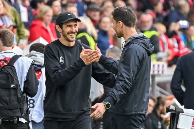 Julian Schuster SC Freiburg, Coach and Xabi Alonso Bayer 04 Leverkusen, Head Coach greet each other before the match GER, SC Freiburg Bayer 04 Leverkusen, Football, Bundesliga, Matchday 32, Season 2024 2025, 04 05 2025 DFL DFB REGULATIONS PROHIBIT ANY USE OF PHOTOGRAPHS AS IMAGE SEQUENCES AND OR QUASI VIDEO GER, SC Freiburg Bayer 04 Leverkusen, Football, Bundesliga, Matchday 32, Season 2024 2025, 04 05 2025 Freiburg Copyright: xEibner-Pressefoto ThomasxHessx EP_THS