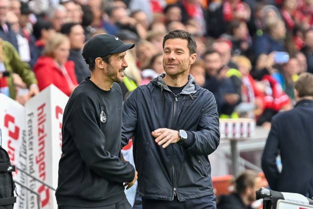 Julian Schuster SC Freiburg, Coach and Xabi Alonso Bayer 04 Leverkusen, Head Coach greet each other before the match GER, SC Freiburg Bayer 04 Leverkusen, Football, Bundesliga, Matchday 32, Season 2024 2025, 04 05 2025 DFL DFB REGULATIONS PROHIBIT ANY USE OF PHOTOGRAPHS AS IMAGE SEQUENCES AND OR QUASI VIDEO GER, SC Freiburg Bayer 04 Leverkusen, Football, Bundesliga, Matchday 32, Season 2024 2025, 04 05 2025 Freiburg Copyright: xEibner-Pressefoto ThomasxHessx EP_THS