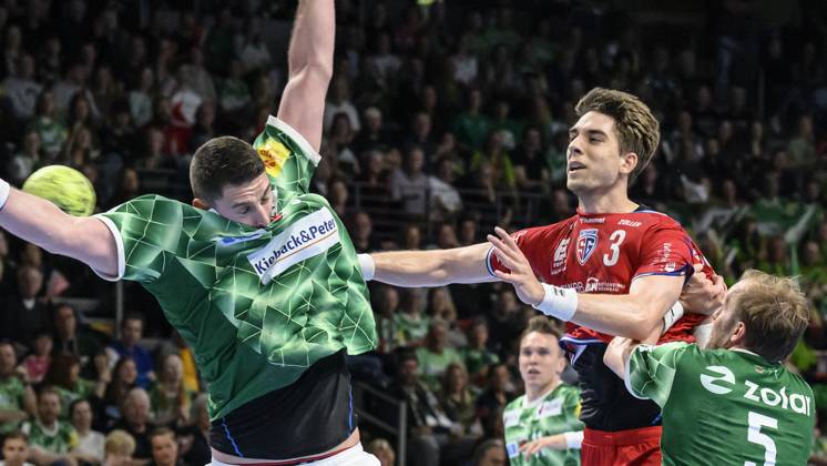 in the picture from l Mijajlo Marsenic Fuechse Berlin, 93 , Nikola Vlahovic SG BBM Bietigheim, 03 , duel, action, fight, fights for the ball, GER, Berlin, Handball, Fuechse Berlin vs SG BBM Bietigheim, DAIKIN Handball Bundesliga, in the Max Schmeling Halle, 04 05 2025, Copyright: HMBxMedia UwexKoch