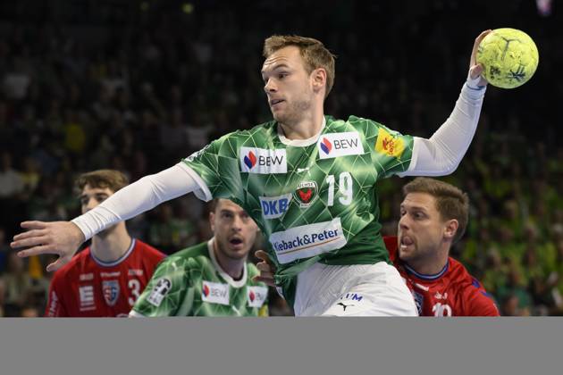 in the picture from l Mathias Gidsel Fuechse Berlin, 19 , duel, action, fight, fights for the ball, GER, Berlin, handball, Fuechse Berlin vs SG BBM Bietigheim, DAIKIN Handball Bundesliga, in the Max Schmeling Halle, 04 05 2025, Copyright: HMBxMedia UwexKoch