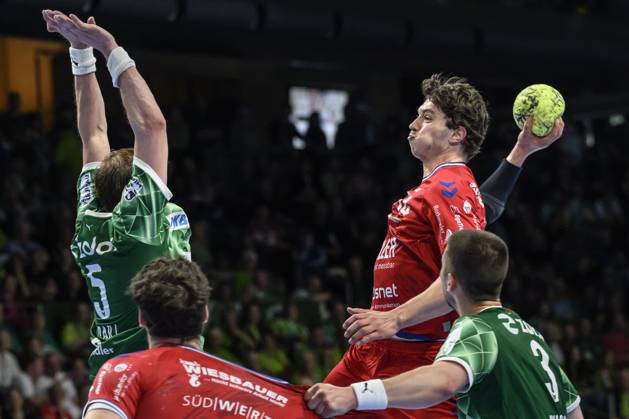 in the picture from l Max Darj Fuechse Berlin, 05 , Fynn Nicolaus SG BBM Bietigheim, 14 , duel, action, fight, fights for the ball, GER, Berlin, Handball, Fuechse Berlin vs SG BBM Bietigheim, DAIKIN Handball Bundesliga, in the Max Schmeling Halle, 04 05 2025, Copyright: HMBxMedia UwexKoch