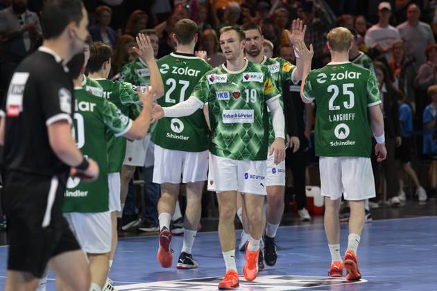 in the picture from l Mathias Gidsel Fuechse Berlin, 19 , are happy about their victory, GER, Berlin, Handball, Fuechse Berlin vs SG BBM Bietigheim, DAIKIN Handball Bundesliga, in the Max Schmeling Halle, 04 05 2025, Copyright: HMBxMedia UwexKoch