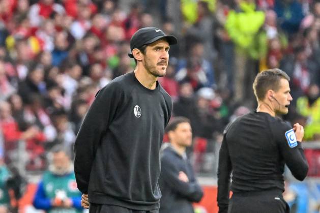 Julian Schuster SC Freiburg, Coach with neutral emotion GER, SC Freiburg Bayer 04 Leverkusen, Football, Bundesliga, Matchday 32, Season 2024 2025, 04 05 2025 DFL DFB REGULATIONS PROHIBIT ANY USE OF PHOTOGRAPHS AS IMAGE SEQUENCES AND OR QUASI VIDEO GER, SC Freiburg Bayer 04 Leverkusen, Football, Bundesliga, Matchday 32, Season 2024 2025, 04 05 2025 Freiburg Copyright: xEibner-Pressefoto ThomasxHessx EP_THS