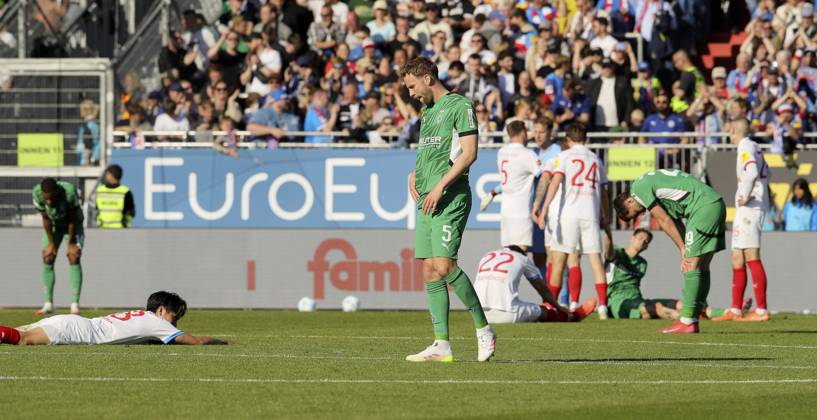 Photo Disappointment after the final whistle among the players from Mönchengladbach , here Marvin FRIEDRICH mourns Soccer 1 Bundesliga , 31 Matchday on Sat 26 04 2025 Holstein Kiel Borussia Mönchengladbach 4 3