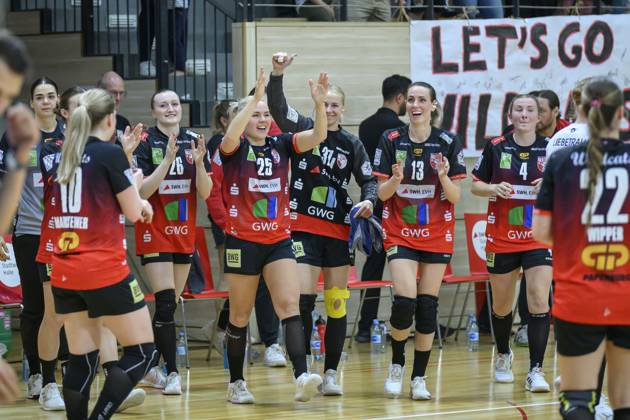 Wildcats cheer after 35 22 home win, SV Union Halle Neustadt vs Bergischer HC, Handball Women, 2 Bundesliga, 28 Matchday, Season 2024 25, 10 05 2025 Halle SWH Arena Sachsen Anhalt Germany