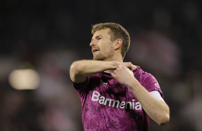 Photo Disappointment after the final whistle among the players from Leverkusen , Goalkeeper Lukas Hradecky looks into the void Football 1 Bundesliga , FC St Pauli SV Werder Bremen 0 2 on Sat 14 12 2024
