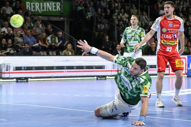in the picture from l Mijajlo Marsenic Fuechse Berlin, 93 , duel, action, fight, fights for the ball, GER, Berlin, handball, Fuechse Berlin vs ThSV Eisenach, DAIKIN Handball Bundesliga, in the Max Schmeling Halle, 15 05 2025, Copyright: HMBxMedia UwexKoch