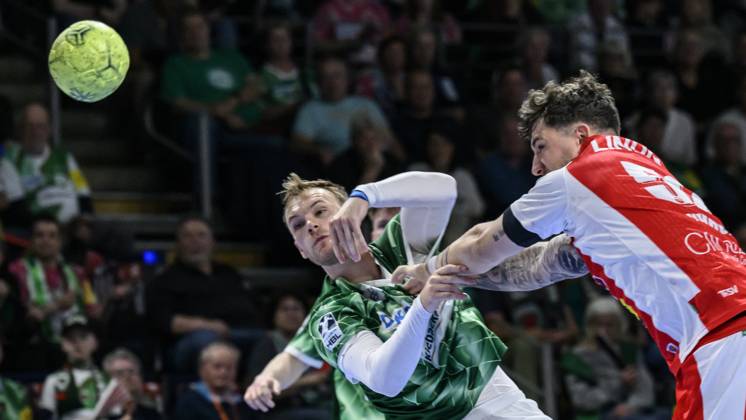 in the picture from l Mathias Gidsel Fuechse Berlin, 19 , Justin Kurch ThSV Eisenach, 52 , duel, action, fight, fights for the ball, GER, Berlin, handball, Fuechse Berlin vs ThSV Eisenach, DAIKIN Handball Bundesliga, in the Max Schmeling Halle, 15 05 2025, Copyright: HMBxMedia UwexKoch