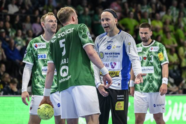 in the picture from l Mathias Gidsel Fuechse Berlin, 19 , Max Darj Fuechse Berlin, 05 , Silvio Heinevetter ThSV Eisenach, 12 , discuss after a foul by an Eisenach player, GER, Berlin, Handball, Fuechse Berlin vs ThSV Eisenach, DAIKIN Handball Bundesliga, in the Max Schmeling Halle, 15 05 2025, Copyright: HMBxMedia UwexKoch
