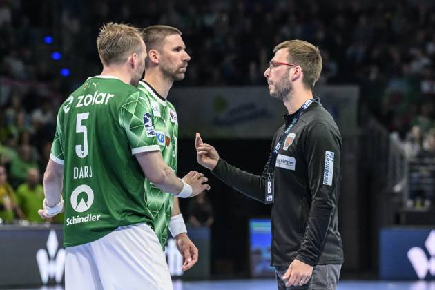 in the picture from l Max Darj Fuechse Berlin, 05 , Fabian Wiede Fuechse Berlin, 03 , Jaron Siewert Fuechse Berlin Trainer , talking, before the 2nd half, GER, Berlin, Handball, Fuechse Berlin vs ThSV Eisenach, DAIKIN Handball Bundesliga, in the Max Schmeling Halle, 15 05 2025, Copyright: HMBxMedia UwexKoch