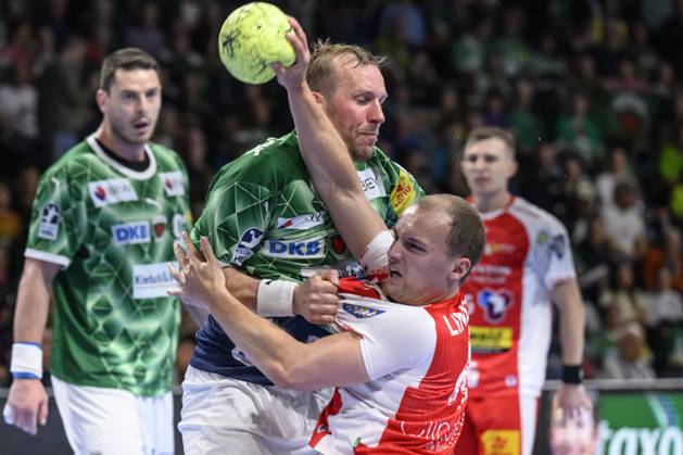 in the picture from l Max Darj Fuechse Berlin, 05 , Fynn Hangstein ThSV Eisenach, 10 , duel, action, fight, fights for the ball, GER, Berlin, handball, Fuechse Berlin vs ThSV Eisenach, DAIKIN Handball Bundesliga, in the Max Schmeling Halle, 15 05 2025, Copyright: HMBxMedia UwexKoch