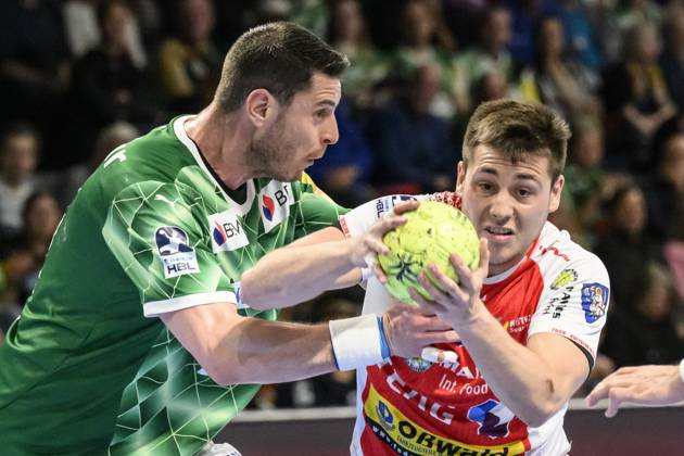 in the picture from l Mijajlo Marsenic Fuechse Berlin, 93 , Aleksandar Capric ThSV Eisenach, 06 , duel, action, fight, fights for the ball, GER, Berlin, Handball, Fuechse Berlin vs ThSV Eisenach, DAIKIN Handball Bundesliga, in the Max Schmeling Halle, 15 05 2025, Copyright: HMBxMedia UwexKoch