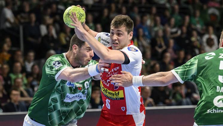 in the picture from l Mijajlo Marsenic Fuechse Berlin, 93 , Aleksandar Capric ThSV Eisenach, 06 , duel, action, fight, fights for the ball, GER, Berlin, Handball, Fuechse Berlin vs ThSV Eisenach, DAIKIN Handball Bundesliga, in the Max Schmeling Halle, 15 05 2025, Copyright: HMBxMedia UwexKoch