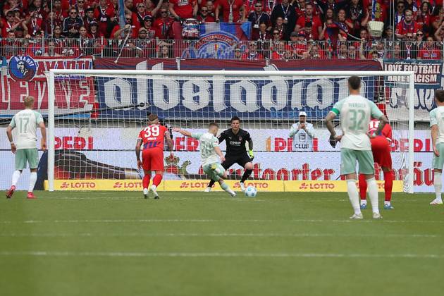 17 05 2025, xrekx, Soccer 1 Bundesliga, 1 FC Heidenheim Werder Bremen v l Goal kick, penalty kick, penalty kick to 0 1 by Romano Schmid SV Werder Bremen Kevin Müller Mueller 1 FC Heidenheim 1846 DFL DFB REGULATIONS PROHIBIT ANY USE OF PHOTOGRAPHS as IMAGE SEQUENCES and or QUASI VIDEO Heidenheim