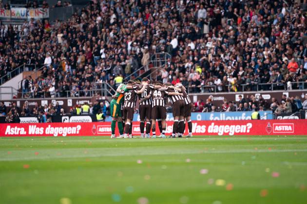 St Pauli team at the circle before kick-off, GER, FC St Pauli vs VfL Bochum, Football, Bundesliga, Matchday 34, Season 2024 2025, 17 05 2025 DFL REGULATIONS PROHIBIT ANY USE OF PHOTOGRAPHS AS IMAGE SEQUENCES AND OR QUASI VIDEO GER, FC St Pauli vs VfL Bochum, Football, Bundesliga, Matchday 34, Season 2024 2025, 17 05 2025 Hamburg Copyright: xEibner-Pressefoto MaxxVincenx EP_MVN