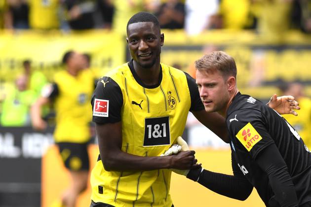 Serhou Guirassy Borussia Dortmund and goalkeeper Thomas Daehne Holstein Kiel gestures during the Bundesliga 1 match between Borussia Dortmund and Holstein Kiel, SIGNAL IDUNA PARK on May 17, 2025 in Dortmund, Germany, Germany Photo by Ralf Treese521 DeFodi Images Serhou Guirassy Borussia Dortmund and goalkeeper Thomas Daehne Holstein Kiel gestures during the Bundesliga match between Borussia Dortmund and Holstein Kiel at Signal Iduna Park on May 17, 2025 in Dortmund, Germany Photo by Ralf Treese521 DeFodi Images DFL regulations prohibit any use of photographs as image sequences and or quasi video Photo by Ralf Treese521 DeFodi Images
