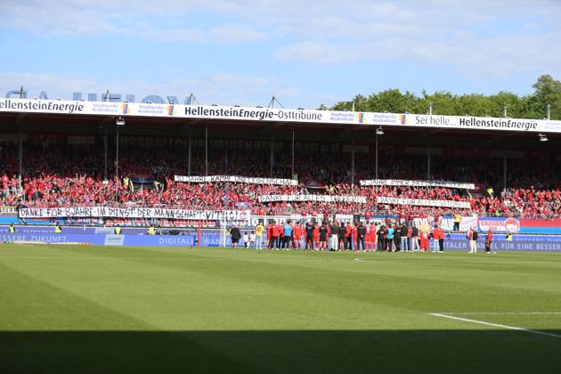 17 05 2025, xrekx, Fussball 1 Bundesliga, 1 FC Heidenheim Werder Bremen v l Heidenheim thanks the fans, the player thanks the fans for their support Fans ,Stimmung, Schals, Trikot, Fahne, Banner, Ultras, Zuschauer, Besucher, Choreo, Choreografie, atmosphere, spectators, Visitors DFL DFB REGULATIONS PROHIBIT ANY USE OF PHOTOGRAPHS as IMAGE SEQUENCES and or QUASI VIDEO Heidenheim
