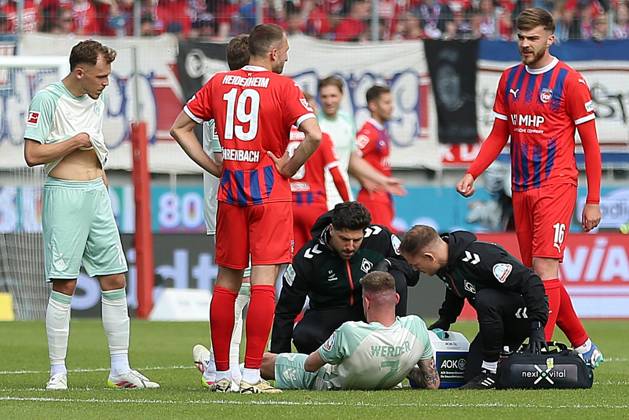 17 05 2025, xrekx, Fußball 1 Bundesliga, 1 FC Heidenheim Werder Bremen v l Marvin Ducksch SV Werder Bremen verletzt, Verletzung, Schmerz, Schmerzen, injured, injury, pain, pains DFL DFB REGULATIONS PROHIBIT ANY USE OF PHOTOGRAPHS as IMAGE SEQUENCES and or QUASI VIDEO Heidenheim