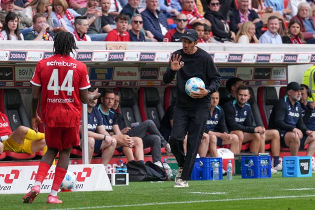 Julian Schuster SC Freiburg, Coach with ball in hand , Germany, Soccer, 1 Bundesliga, Matchday 34, 2024 2025, SC Freiburg vs Eintracht Frankfurt, 17 05 2025, Europa Park Stadion, Freiburg, Germany DFL REGULATIONS PROHIBIT ANY USE OF PHOTOGRAPHS AS IMAGE SEQUENCES AND OR QUASI VIDEO Freiburg Europa Park Stadion Baden Württemberg Germany Copyright: xArnexAmbergx