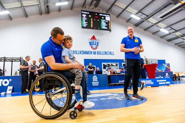 17 05 2025, GER, Wheelchair basketball, Men Women, Season 24 25, 1 Bundesliga, PlayOff Final, RSB Thuringia Bulls RSV Lahn Dill In the picture Andre Bienek RSB Thuringia Bulls together with his son Matteo The Thuringia Bulls team beat the visiting team from RSV Lahn Dill again in the second PlayOff match to win the season 24 25 German Championship German Champion 99189 Elxleben Fit In Freizeitanlage Sporthal Thueringen Germany