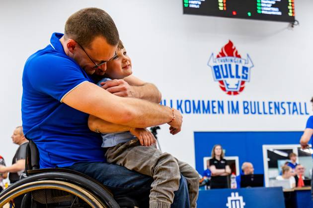 17 05 2025, GER, Wheelchair basketball, Men Women, Season 24 25, 1 Bundesliga, PlayOff Final, RSB Thuringia Bulls RSV Lahn Dill In the picture Andre Bienek RSB Thuringia Bulls together with his son Matteo The Thuringia Bulls team beat the visiting team from RSV Lahn Dill again in the second PlayOff match to win the season 24 25 German Championship German Champion 99189 Elxleben Fit In Freizeitanlage Sporthal Thueringen Germany