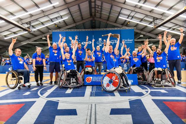17 05 2025, GER, Wheelchair basketball, Men Women, Season 24 25, 1 Bundesliga, PlayOff Final, RSB Thuringia Bulls RSV Lahn Dill In the picture the captain Jens Albrecht RSB Thuringia Bulls raises the trophy in front of the team The team of the Thuringia Bulls beats the visiting team from RSV Lahn Dill again in the second PlayOff game and thus wins the season 24 25 German Championship German Champion 99189 Elxleben Fit In Freizeitanlage Sporthal Thueringen Germany