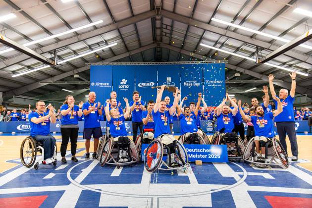 17 05 2025, GER, Wheelchair basketball, Men Women, Season 24 25, 1 Bundesliga, PlayOff Final, RSB Thuringia Bulls RSV Lahn Dill In the picture the captain Jens Albrecht RSB Thuringia Bulls raises the trophy in front of the team The team of the Thuringia Bulls beats the visiting team from RSV Lahn Dill again in the second PlayOff game and thus wins the season 24 25 German Championship German Champion 99189 Elxleben Fit In Freizeitanlage Sporthal Thueringen Germany