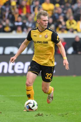 Jonas Sterner SG Dynamo Dresden on the ball SG Dynamo Dresden vs SpVgg Unterhaching, Football, 3 Liga, Matchday 38, Season 2024 2025, 17 05 2025 DFB DFL REGULATIONS PROHIBIT ANY USE OF PHOTOGRAPHS AS IMAGE SEQUENCES AND OR QUASI VIDEO SG Dynamo Dresden vs SpVgg Unterhaching, Football, 3 Liga, Matchday 38, Season 2024 2025, 17 05 2025 Dresden Copyright: xEibner-Pressefoto BertxHarzerx EP_BHR