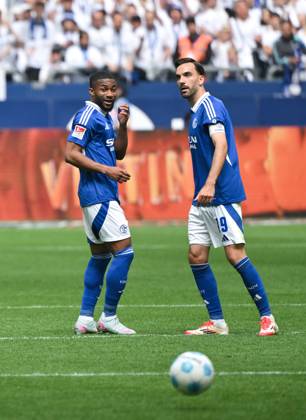 Moussa Sylla FC Schalke 04 , Kenan Karaman FC Schalke 04 , v li 18 05 2025, Fußball 2 Bundesliga, 34 Spieltag, Saison 2024 2025 FC Schalke 04 SV Elversberg 1 2 Foto Maik Hölter Team2 DFL regulations prohibit any use of photographs as image sequences and or quasi video Gelsenkirchen Veltins Arena Nordrhein Westfalen Germany Team2