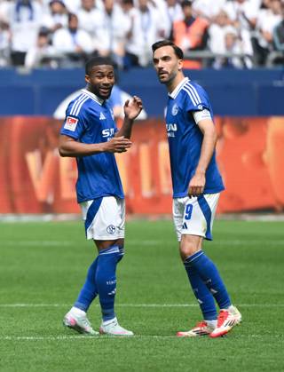 Moussa Sylla FC Schalke 04 , Kenan Karaman FC Schalke 04 , v li 18 05 2025, Fußball 2 Bundesliga, 34 Spieltag, Saison 2024 2025 FC Schalke 04 SV Elversberg 1 2 Foto Maik Hölter Team2 DFL regulations prohibit any use of photographs as image sequences and or quasi video Gelsenkirchen Veltins Arena Nordrhein Westfalen Germany Team2