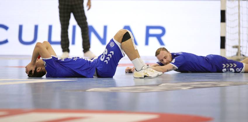 Photo Disappointment after the final whistle among the players from Gummersbach , here Lukas Blohme mourns in the back with Julian Köster , left Handball Herren 1 Bundesliga Pokalspiel am Thu 19 12 2024 THW Kiel VfL Gummersbach 36 33 DHB Pokal , Viertelfinale
