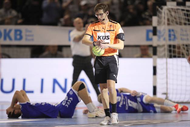 Photo Disappointment after the final whistle among the players from Gummersbach , here Julian Köster mourns , center referee Sascha Standke Handball Men 1 Bundesliga Cup match on Thu 19 12 2024 THW Kiel VfL Gummersbach 36 33 DHB Cup , quarterfinals