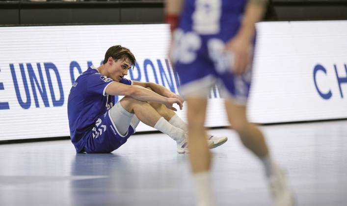 Photo Disappointment after the final whistle among the players from Gummersbach , here Miro Schluroff mourns Handball Men 1 Bundesliga Cup match on Thu 19 12 2024 THW Kiel VfL Gummersbach 36 33 DHB Cup , quarter-final