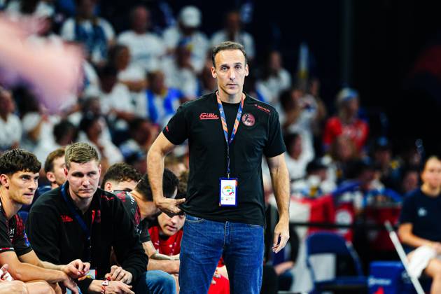 Roberto Garcia Parrondo MT Melsungen, Coach GER, MT Melsungen vs SG Flensburg Handewitt, Handball, EHF European League, Semi-final 1, Season 2024 2025, 24 05 2025 GER, MT Melsungen vs SG Flensburg Handewitt, Handball, EHF European League, Semi-final 1, Season 2024 2025, 24 05 2025 Hamburg Copyright: xEibnerxPressefoto MarcelxvonxFehrnx EP_MFN