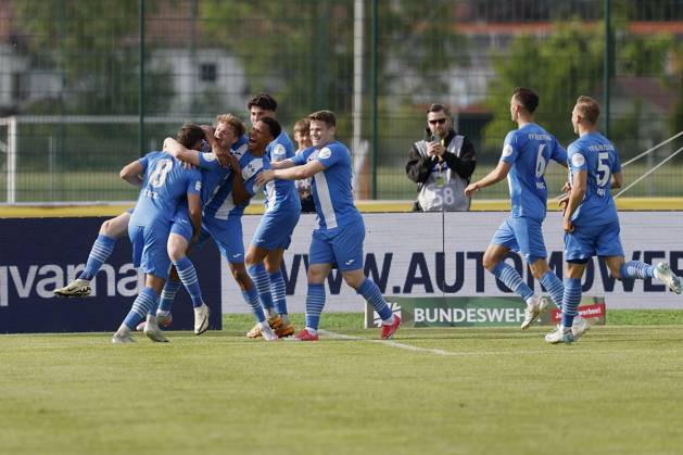 Cheering after the goal for 1 0, cheering, cheering, cheering, cheering, emotions for Illertissen 24 05 2025, football, Toto Cup, final, FV Illertissen SpVgg Unterhaching, GER, Illertissen, Vöhlinstadion Copyright: HMBxMedia xHeikoxBecker